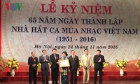 Phó Thủ tướng Vũ Đức Đam dự lễ kỷ niệm 65 năm Ngày thành lập Nhà hát Ca múa nhạc Việt Nam