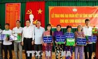 Chủ tịch Ủy ban Trung ương MTTQ VN thăm, tặng quà gia đình chính sách tại thành phố Cần Thơ