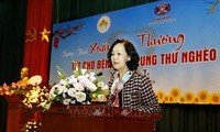 Trưởng Ban dân vận Trung ương Trương Thị Mai thăm tặng quà các bệnh nhân tại Bệnh viện K cơ sở Tân Triều