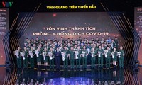 Chủ tịch Quốc hội dự chương trình “Vinh quang trên tuyến đầu”