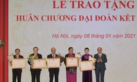 Lễ trao tặng Huân chương Đại đoàn kết dân tộc cho lãnh đạo Quốc hội