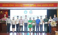 Hỗ trợ 1 tỷ đồng tặng cán bộ y tế tuyến đầu có hoàn cảnh khó khăn