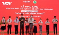 Trao 12.785 máy tính bảng cho học sinh nghèo, có hoàn cảnh khăn ở tỉnh Sóc Trăng