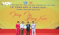 Trao giải và khai mạc Triển lãm ảnh báo chí “Những nẻo đường Xuân”