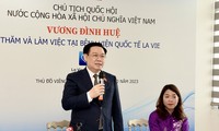 Chủ tịch Quốc hội Vương Đình Huệ thăm Bệnh viện Quốc tế La Vie tại Lào