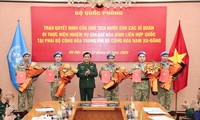 Trao quyết định cho 5 sĩ quan lên đường thực hiện nhiệm vụ gìn giữ hòa bình