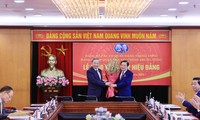 Tổng Bí thư Tô Lâm trao huy hiệu 45 năm tuổi Đảng tặng Trưởng Ban Nội chính Trung ương Phan Đình Trạc