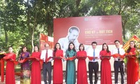 Exhibition introduces President Ho Chi Minh’s signatures, autographs