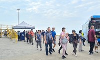 Two cruise ships bring over 3,500 foreign tourists to Ha Long Bay