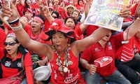 ตำรวจไทยเตรียมความพร้องรับมือกับการชุมนุมเดินขบวนประท้วงของกลุ่มคนเสื้อแดง