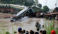 เกิดอุบัติเหตุรถไฟของปากีสถานตกสะพานข้ามคลอง