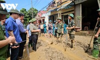 นายกรัฐมนตรี ฝ่ามมิงชิ้งลงพื้นที่ตรวจสอบสถานการณ์น้ำท่วมและแก้ไขผลเสียหายจากพายุยางิในจังหวัดเอียนบ๊าย