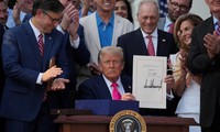 ประธานาธิบดีสหรัฐลงนามกฎหมายการปรับลดภาษีและงบประมาณ