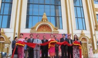 Book exhibition promotes Vietnam- Laos friendship opens