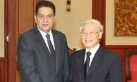 Party leader Nguyen Phu Trong receives Cuban Ambassador