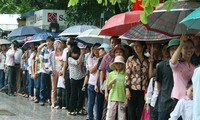 Thousands of people pay tribute to President Ho Chi Minh at his mausoleum