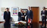 Prime Minister Nguyen Xuan Phuc receives Berlin Mayor 