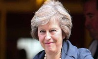 Brexit: May calls for cabinet showdown as MPs reject all options