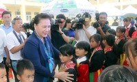 NA Chairwoman presents gifts to disadvantaged children in Quang Ninh