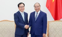 PM urges Samsung to make Vietnam its strategic manufacturing hub