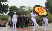 Delegates to ethnic minority congress pay tribute to President Ho Chi Minh