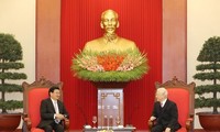 Party, State leader receives visiting Laos PM