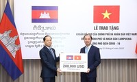 Vietnam hands over 200,000 USD to help Cambodia fight COVID-19