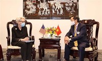 Vietnamese FM holds bilateral meetings with foreign diplomats