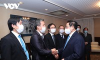 Prime Minister meets Vietnamese intellectuals in Japan