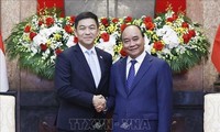 President Nguyen Xuan Phuc receives Singapore Parliamentary Speaker