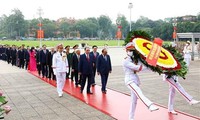 Party, State leaders pay homage to President Ho Chi Minh on birth anniversary