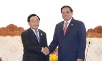 Vietnamese, Lao PMs hold talks in Phnom Penh