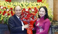 Former President Nguyen Xuan Phuc hands over President duty