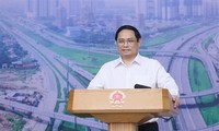 PM urges settlement of site clearance, material problems of transport projects