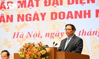 PM urges to develop a strong, united business community