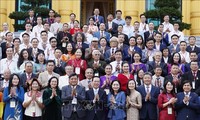 President Vo Van Thuong receives skilled craft artisans