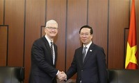 Vietnamese President meets with leaders of Boeing, Apple