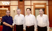 Top leader chairs gathering with incumbent, former Party and State officials