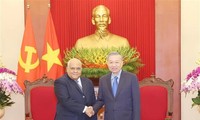 Vietnamese top leader receives Cuban ambassador