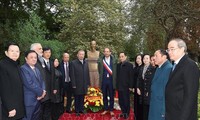 Top leader pays floral tribute to President Ho Chi Minh in France's Montreuil