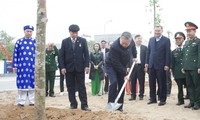 Party chief attends tree planting festival in Hung Yen province