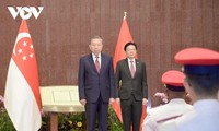 Singaporean leader hosts welcome ceremony for Vietnamese Party chief