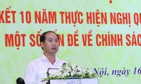 Tiếp tục lấy con người là trung tâm của quá trình phát triển, đảm bảo chính sách xã hội