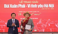 Đạo diễn Trần Văn Thủy nhận Giải thưởng lớn - Giải thưởng Bùi Xuân Phái