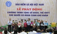 Phát động Chương trình tặng sổ bảo hiểm xã hội, thẻ bảo hiểm y tế cho người có hoàn cảnh khó khăn 