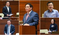 政府总理与4位部长、部级机关首长在十五届国会四次会议上接受质询