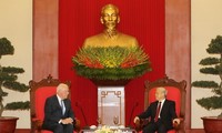 Party leader Nguyen Phu Trong receives US senator Patrick Leahy