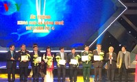 Vietnam honors outstanding scientific and technological achievements of 2014