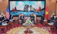 Defense Minister Phung Quang Thanh receives US senator John McCain