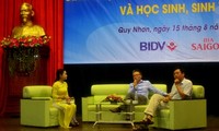 Professor Ngo Bao Chau meets with Binh Dinh students